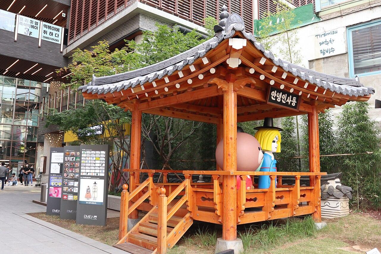 Insadong street with traditional shops in Seoul