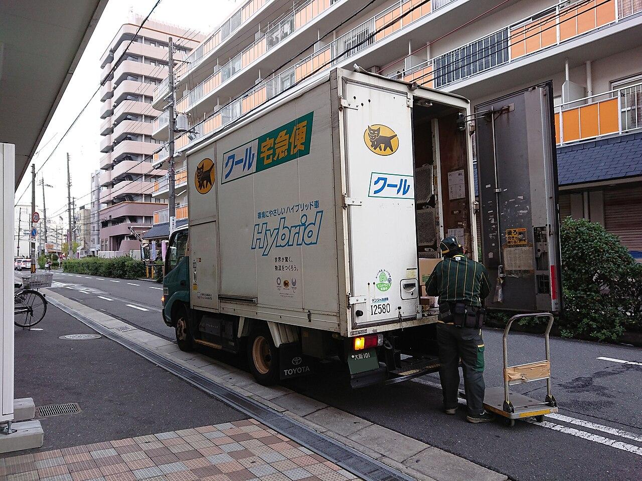 Yamato Transport box truck in black and red livery