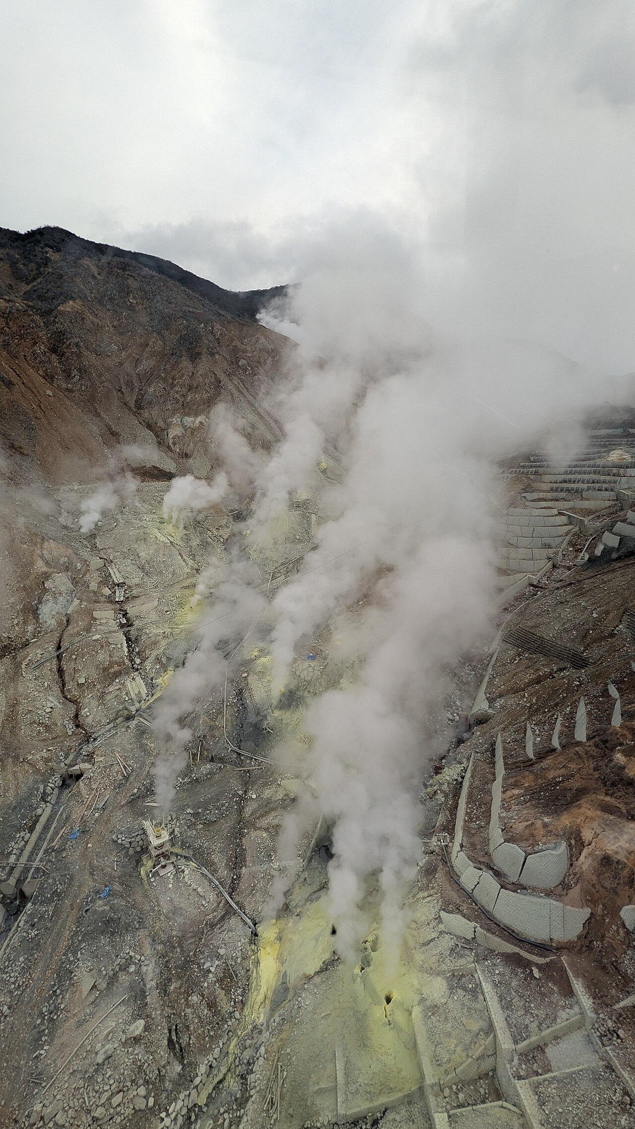 Hakone ropeway above the Owakudani valley