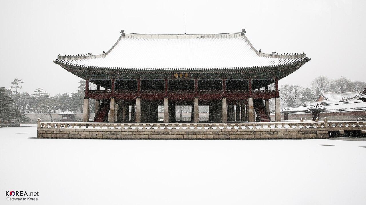 Snowy winter street scene in Seoul