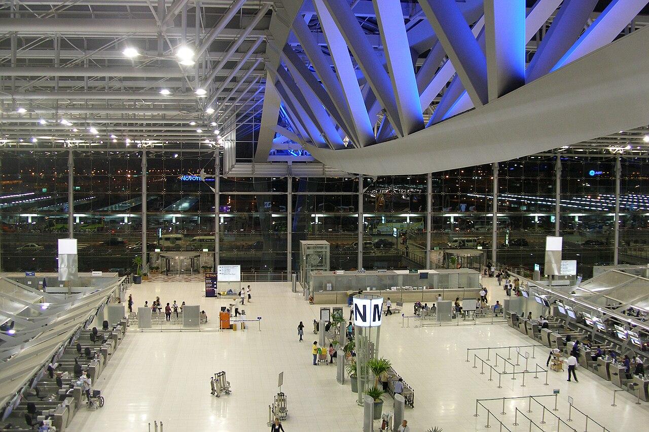 โถงผู้โดยสารขาออกที่ท่าอากาศยานสุวรรณภูมิ (Suvarnabhumi Airport) ในกรุงเทพฯ (Bangkok)